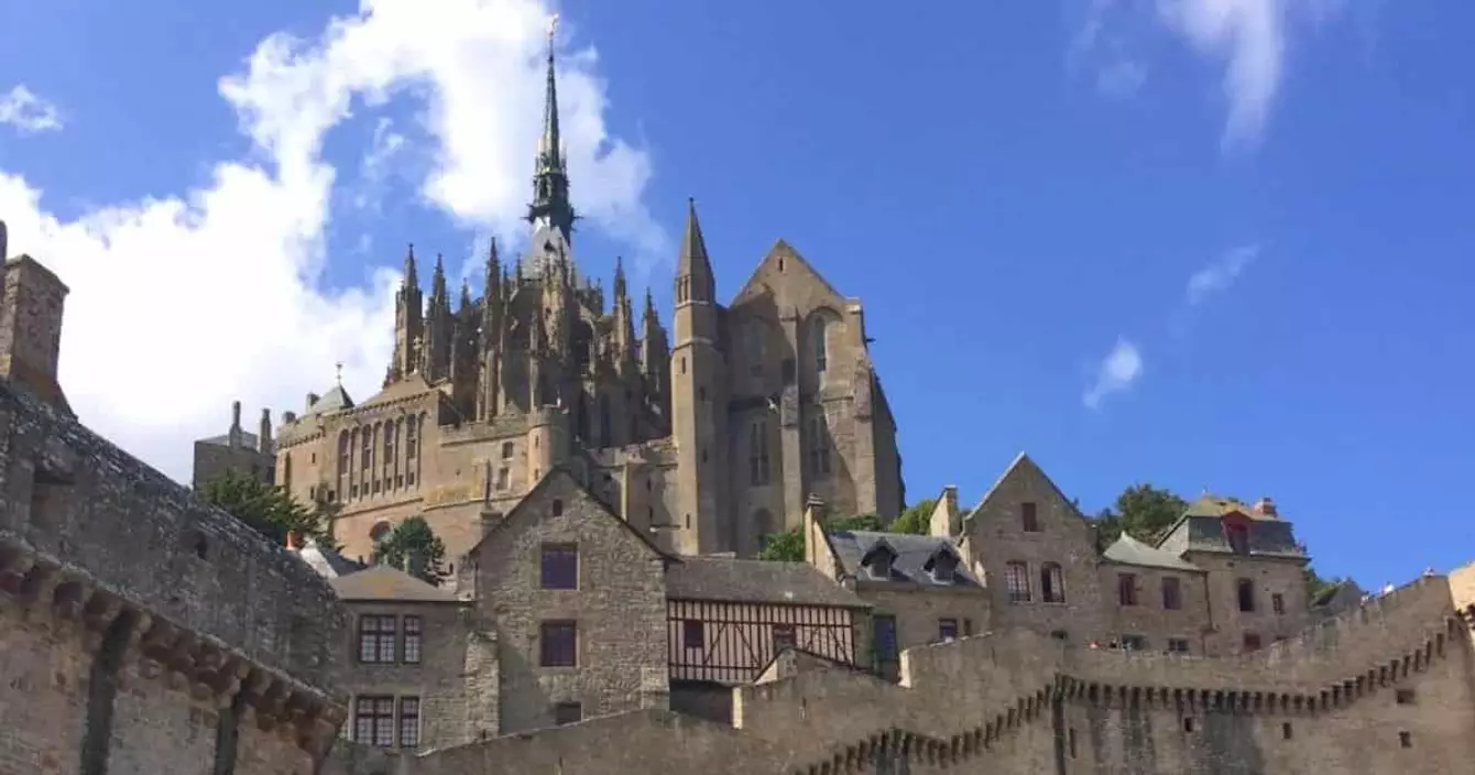 nuit-murs-mont-saint-michel-normandie