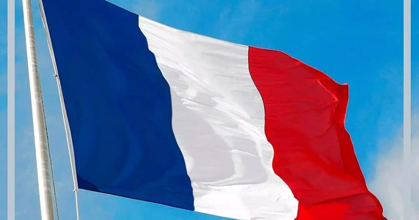 un-drapeau-francais-la-base-du-supporter