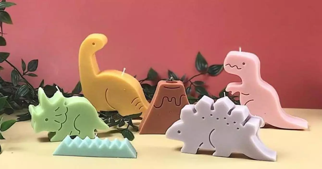 une-bougie-avec-une-flamme-arc-en-ciel