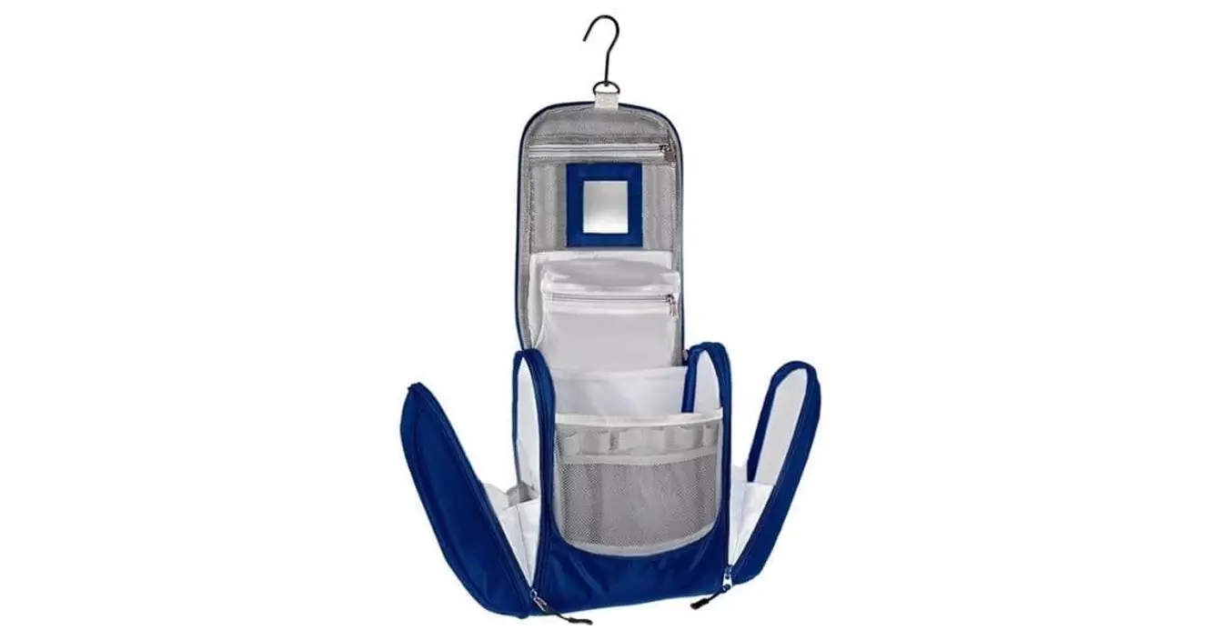 une-trousse-de-toilette-cabine-a-suspendre-pratique