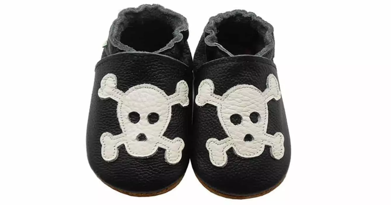 des-chaussons-tete-de-mort