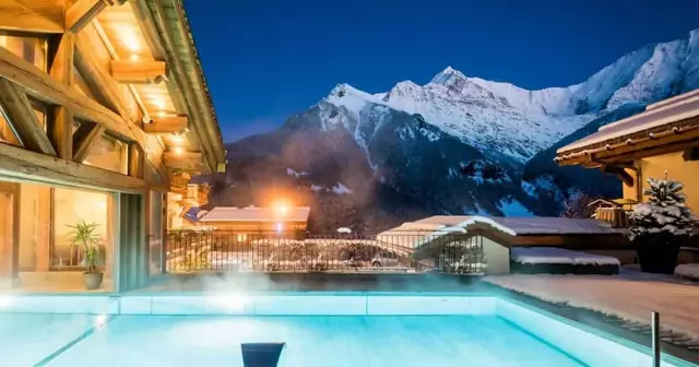 nuit-ancienne-boulangerie-piscine-face-mont-blanc-armancette-hotel