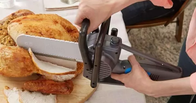 un-tronconneuse-pour-decouper-le-poulet-le-couteau-ca-va-deux-minutes