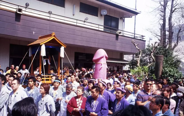 1280px-Kanamara_Matsuri_2007_(phallus_festival)-crop