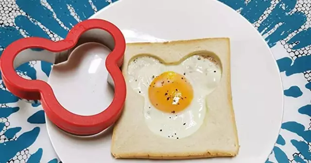 un-moule-mickey-pour-faire-des-oeufs-et-des-pancakes-a-grandes-oreilles