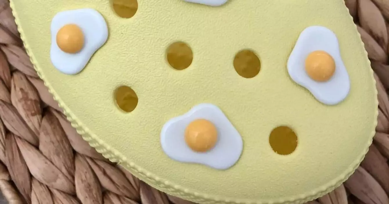 charmes-crocs-oeuf-au-plat