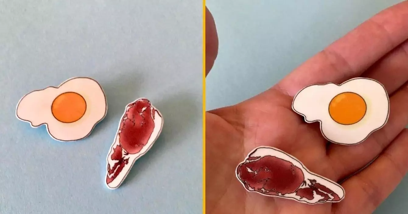 un-pins-avec-un-oeuf-au-plat-qui-ride-du-bacon-volant