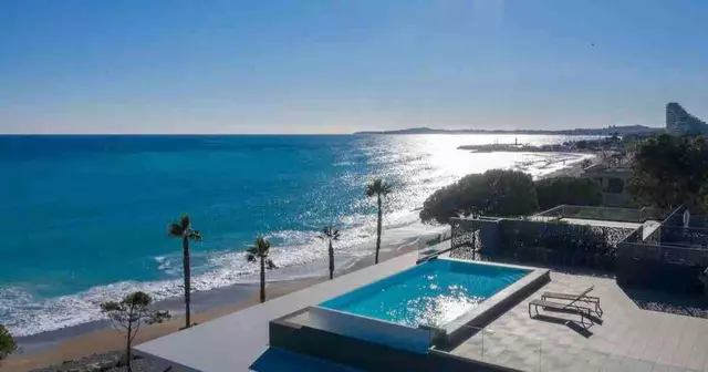 studio-piscine-debordement-vue-mer-villeneuve-loubet