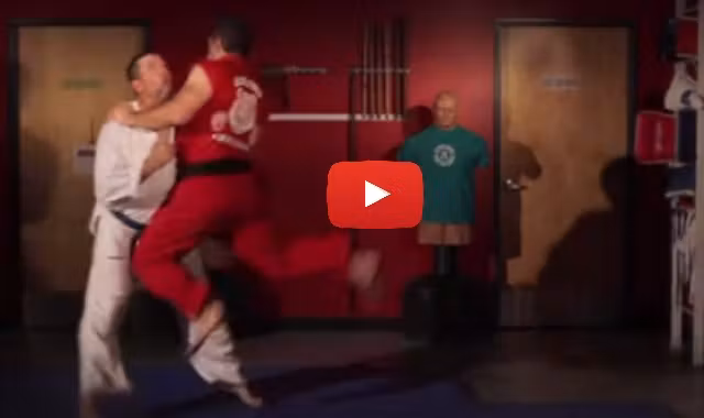 video attaque entrejambe