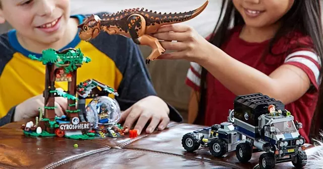 lego-jurassic-world-carnotaurus-gyrosphere