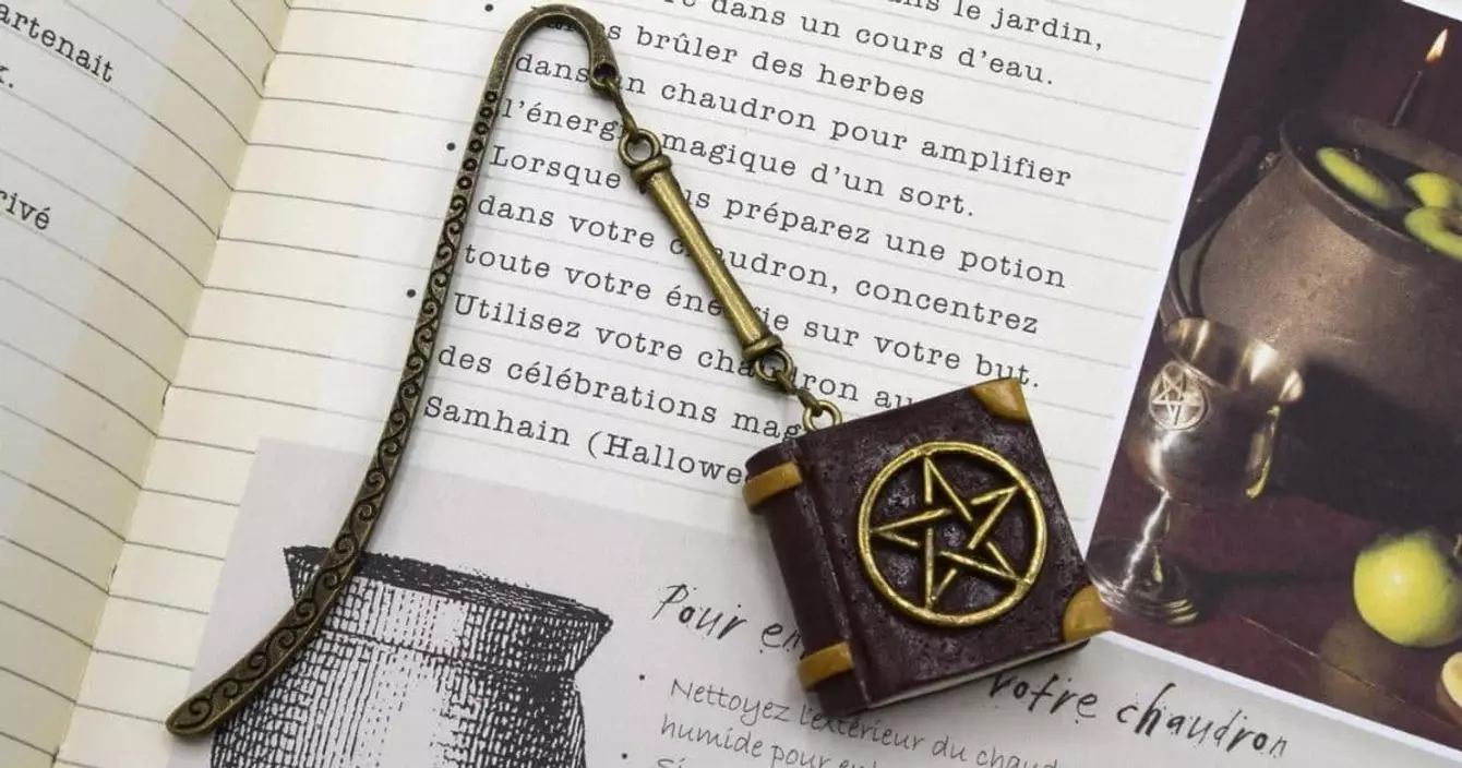 marque-page-grimoire-phosphorescent