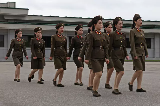 North_Korea_-_Army_and_women_soldiers_(5015260495)