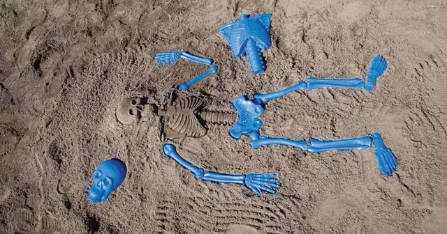 moules-sable-squelette-humain