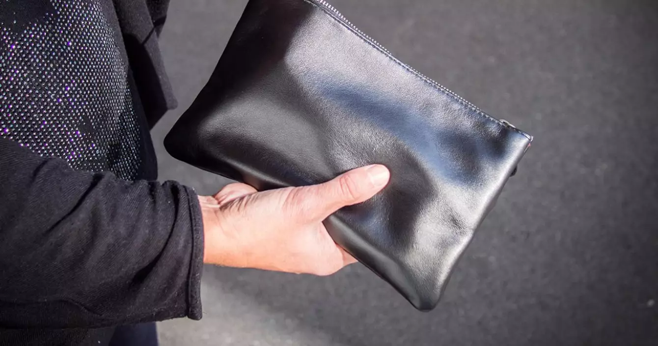 sac-a-main-avec-chargeur-pour-smartphones-829