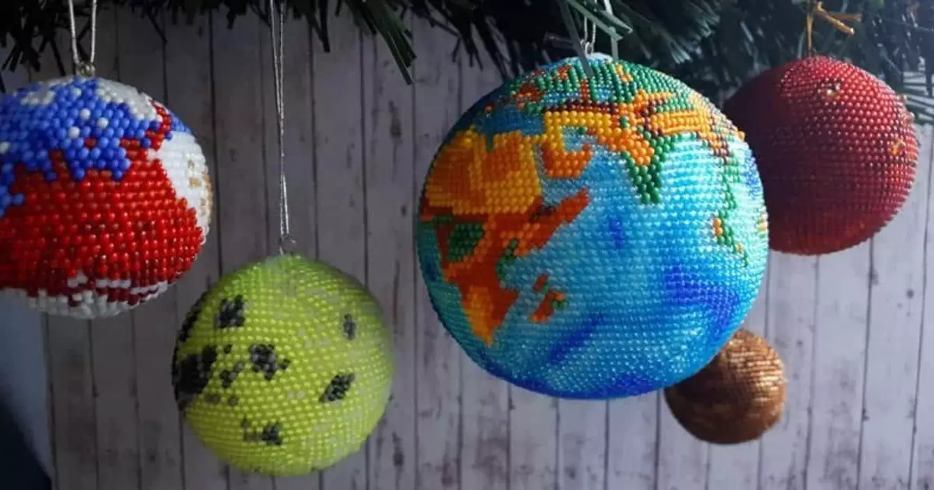 des-boules-de-noel-pour-transformer-ton-sapin-en-systeme-solaire