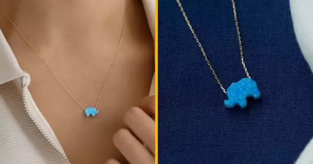 un-pendentif-dore-et-son-enorme-tete-delephant-realiste