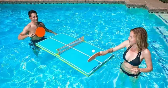 une-table-de-ping-pong-flottante