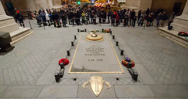 soldat_inconnu_sous_larc_de_triomphe_place_charles-de-gaulle_a_paris_-_14_dec_2013
