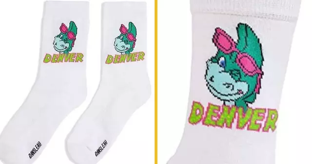 des-chaussettes-roses-avec-des-triceratops-qui-font-de-la-bicyclette