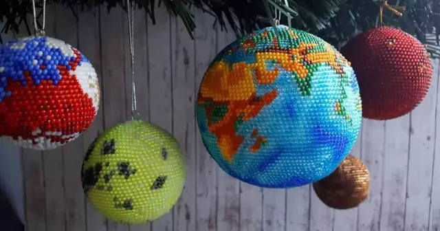 des-boules-de-noel-pour-transformer-ton-sapin-en-systeme-solaire