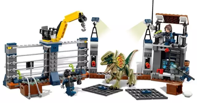 lego-jurassic-world-attaque-lavant-poste-dilophosaurus