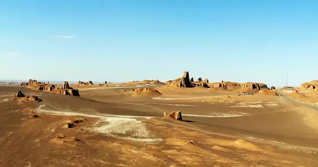 lut_desert_yardangs_by_hadi_karimi