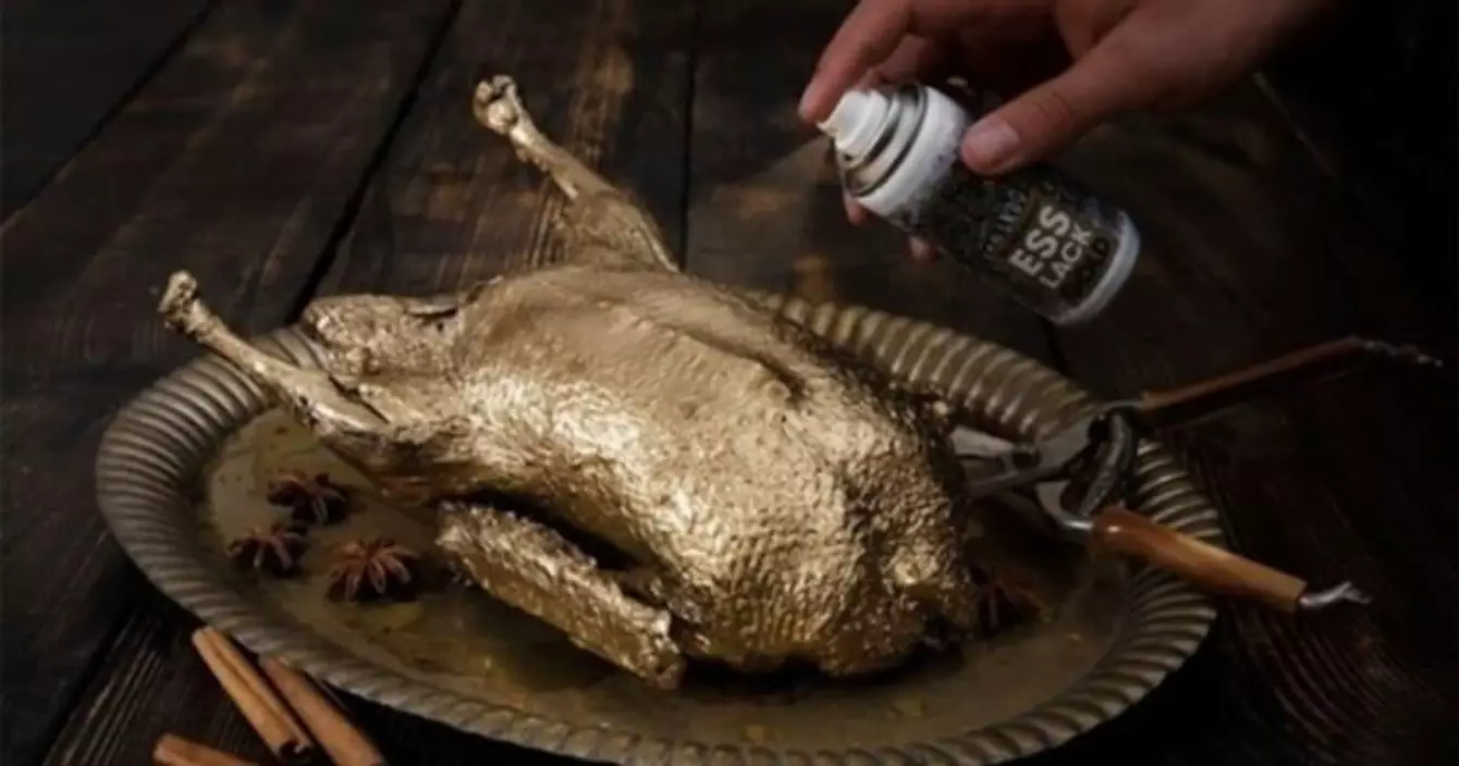 un-spray-alimentaire-en-or-pour-des-patates-de-riche