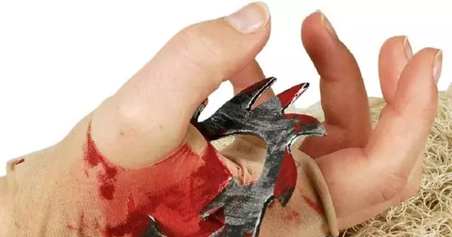 fausse-blessure-scie-circulaire-ensanglantee