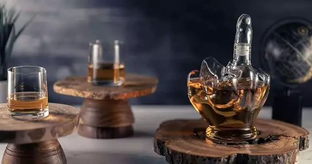 decanteur-whisky-doigt-honneur