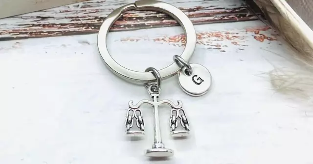 porte-cle-balance-justice