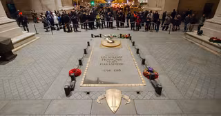 soldat_inconnu_sous_larc_de_triomphe_place_charles-de-gaulle_a_paris_-_14_dec_2013