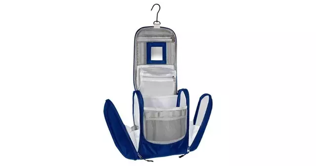 une-trousse-de-toilette-cabine-a-suspendre-pratique