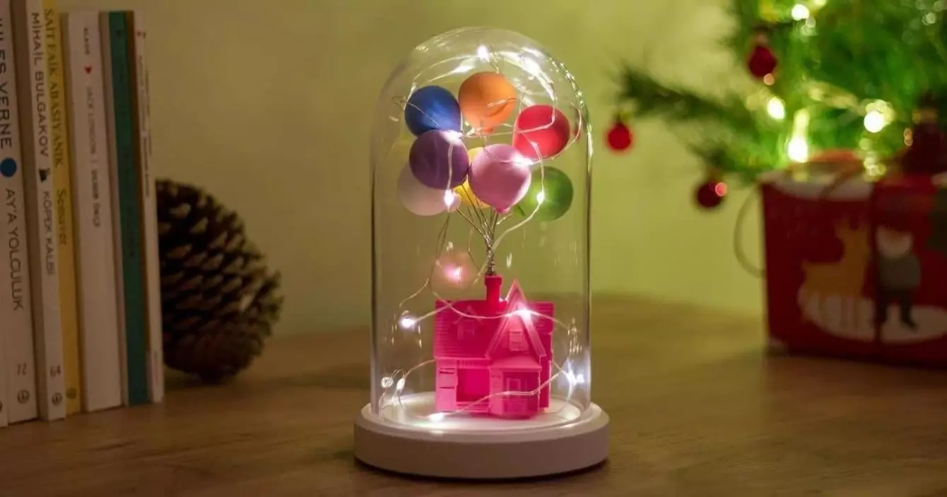 lampe-renferme-maison-la-haut