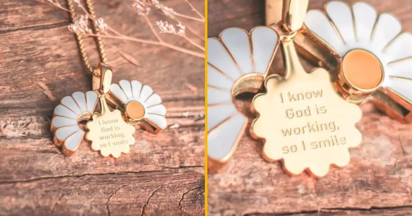 collier-fleur-contient-message-cache