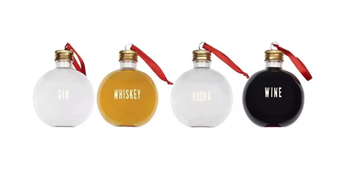 des-boules-de-noel-remplies-de-whisky