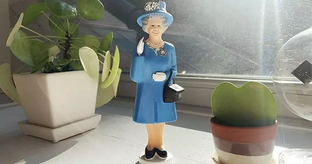 figurine-reine-angleterre-solaire