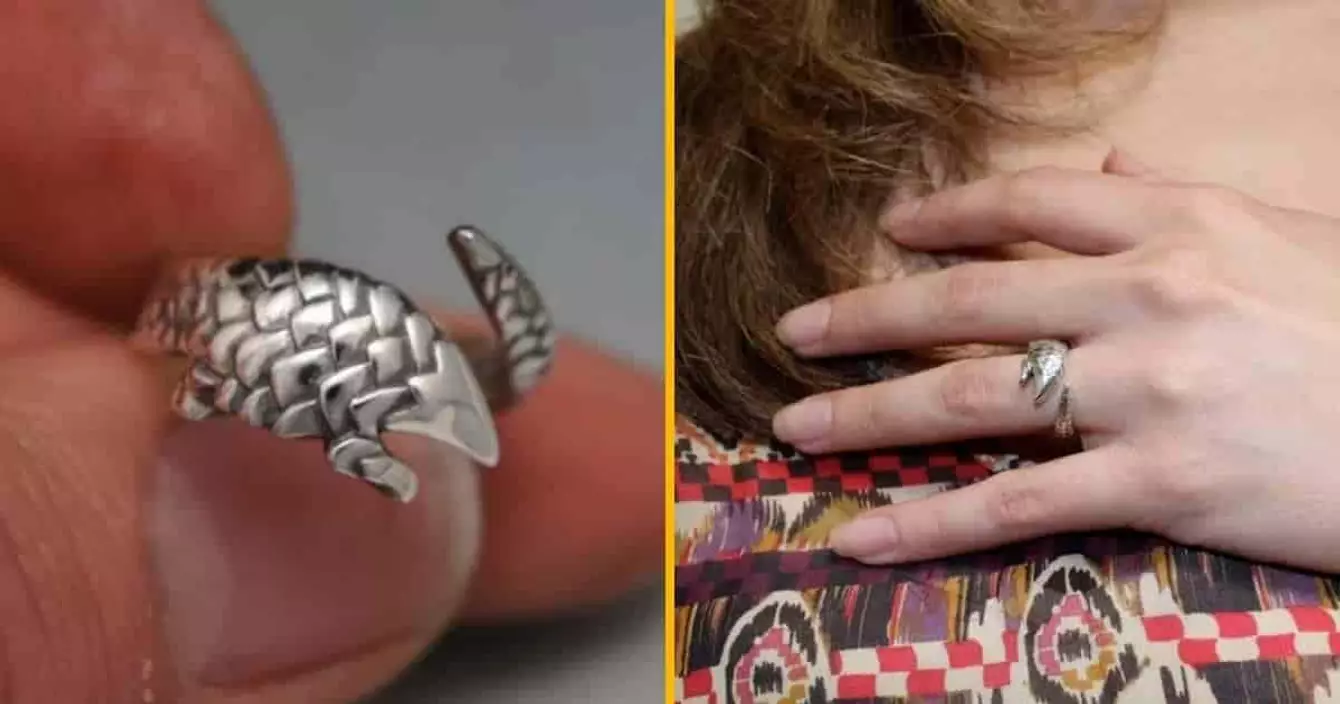 bague-pangolin-demander-main