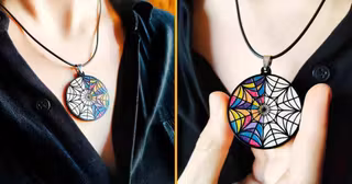 collier-fenetre-mercredi-addams