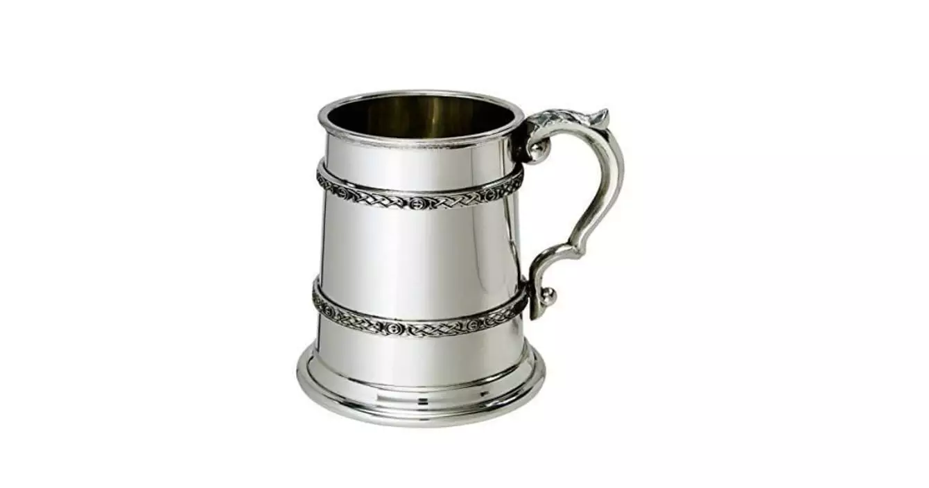 une-chope-en-etain-classe-et-bien-lourde
