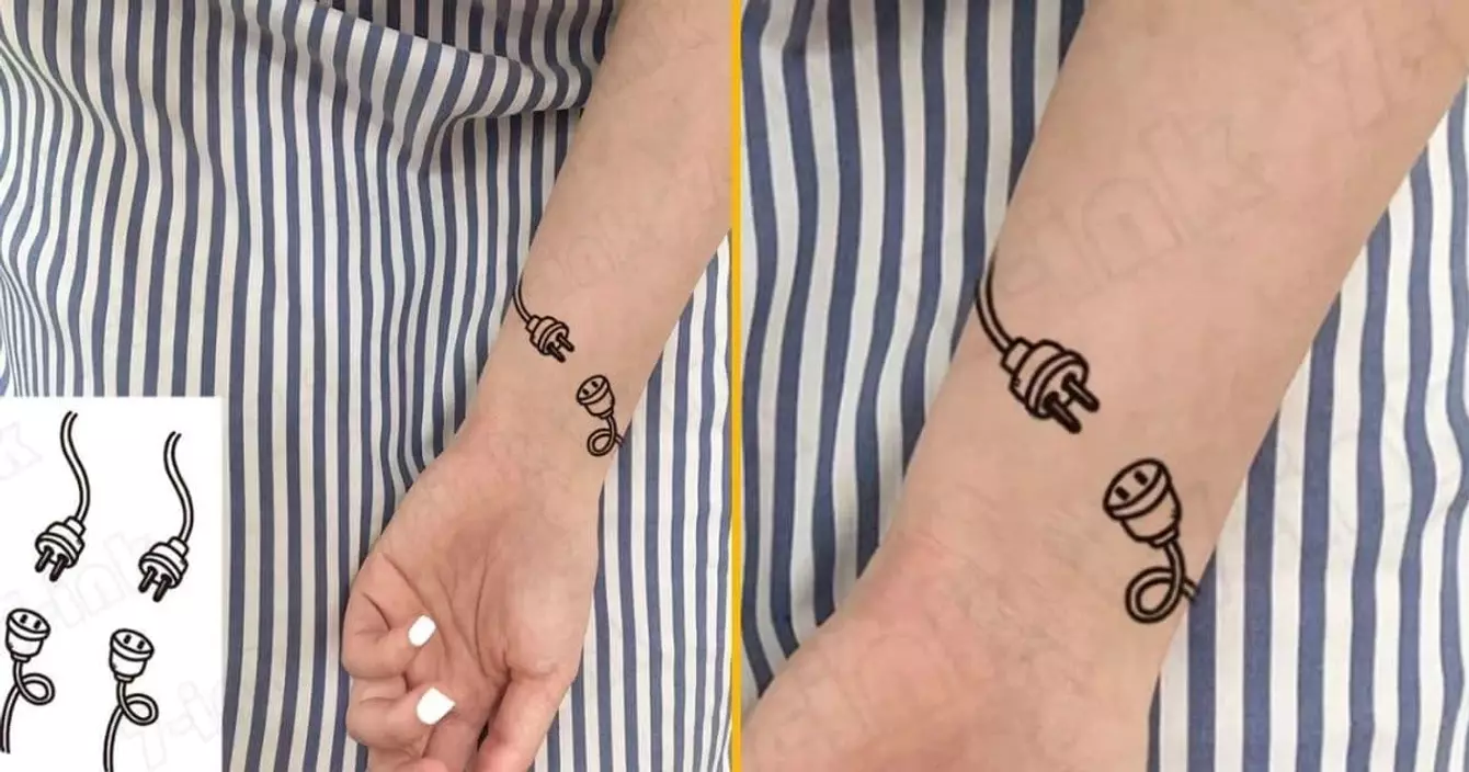 double-tatouage-prise-cable-electrique