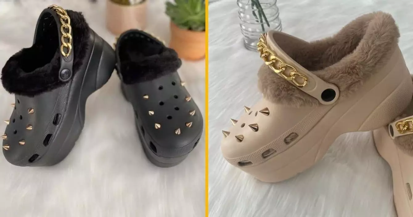 crocs-compensee-fourrure-chaine-clous