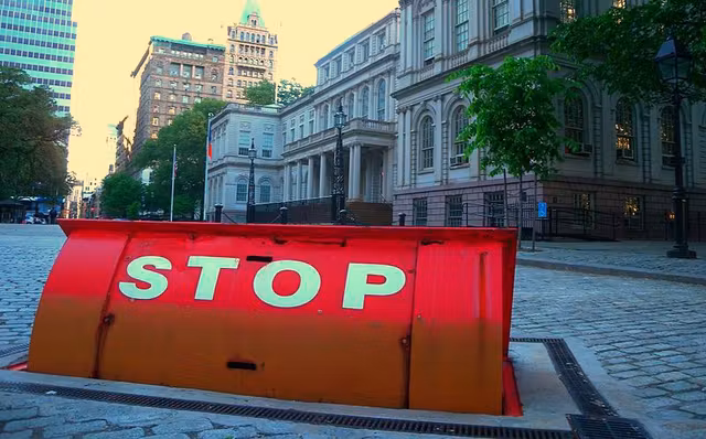 800px-City_Hall_underground_barricade