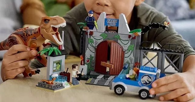 lego-jurassic-world-evasion-tyrannosaure