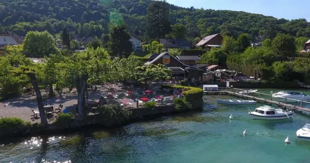 chalet-insolite-terrasse-bord-lac-annecy