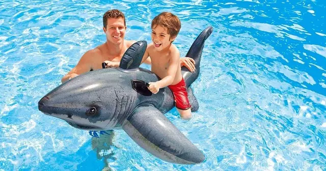 bouee-requin-chevaucher