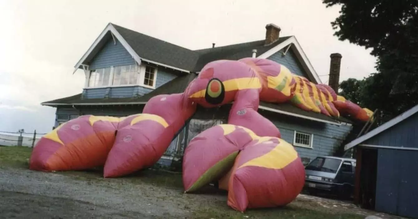 homard-gonflable-geant-envahir-voisins