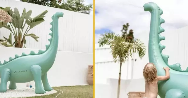 un-arroseur-dinosaure-geant-parce-que-tu-creves-de-chaud