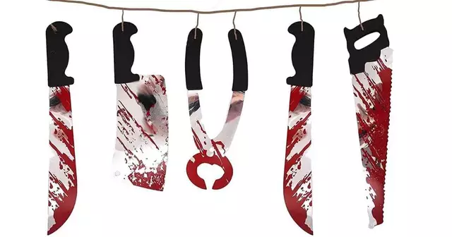 une-guirlande-avec-des-outils-ensanglantes