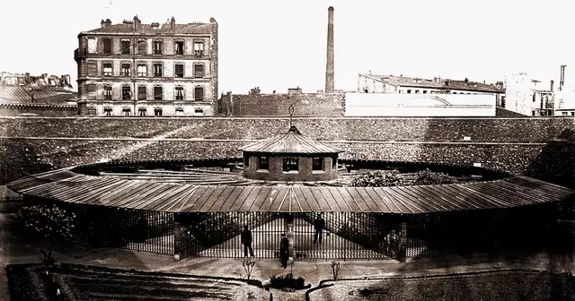 Maison_D'Arrét_Cellulaire_-_Promenoirs_Cellulaires