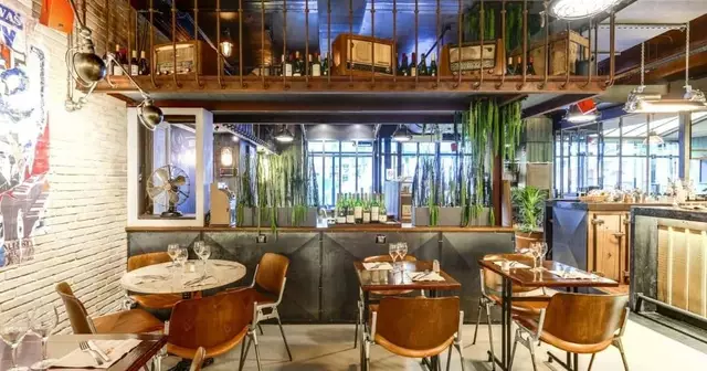 the-place-to-un-bar-restaurant-proche-des-champs-elysees